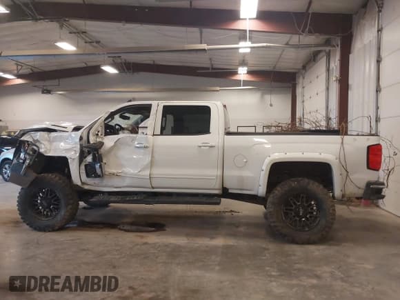 ✅ 2017 Chevrolet Silverado 2500HD LT • VIN: 1GC1KVEY0HF201240 • Lot: 43529703. Wystawiony na IAAI z przebiegiem 208 294 mil. Bezpłatny archiwum sprzedaży aukcyjnych z USA i szczegółowy raport historii pojazdu na DreamBid. Zdjęcie 14.