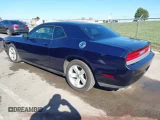 2014 Dodge Challenger SXT z VIN 2C3CDYAG8EH111141, wystawiony jako IAAI lot #43374971 z przebiegiem 98 943 mil mil oraz . Historia ofert i sprzedaży dostępna na DreamBid. Obrazek 3.