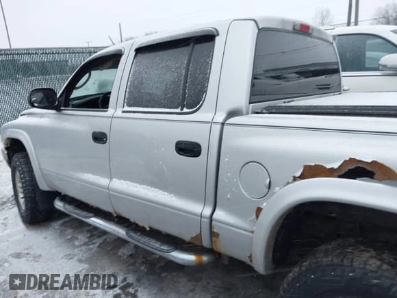 ✅ 2004 Dodge Dakota SLT • VIN: 1D7HG48N34S665027 • Lot: 41395509. Wystawiony na IAAI z przebiegiem 128 064 mil. Bezpłatny archiwum sprzedaży aukcyjnych z USA i szczegółowy raport historii pojazdu na DreamBid. Zdjęcie 14.