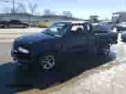 2003 Chevrolet S-10 z VIN 1GCCS19H238173885, wystawiony jako Copart lot #43588694 z przebiegiem 134 550 mil mil oraz Szkoda całkowita • Salvage title. Historia ofert i sprzedaży dostępna na DreamBid. Obrazek 1.