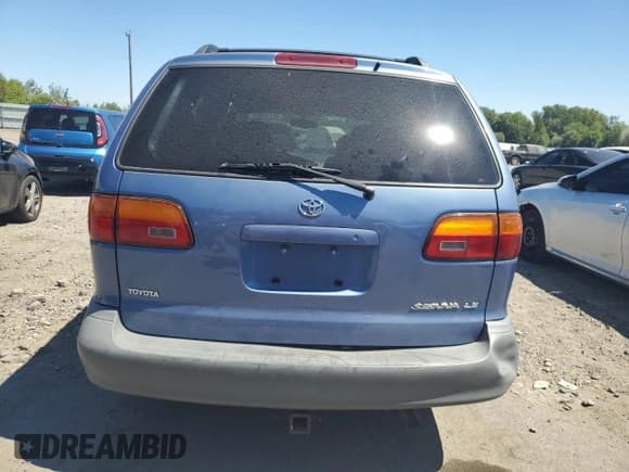 ✅ 2000 Toyota Sienna LE • VIN: 4T3ZF13C8YU296717 • Lot: 62715203. Listed on Copart with 165,869 mi. Free auction sales archive from the USA and detailed vehicle history report at DreamBid. Image 6.