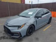 ✅ 2022 Toyota Corolla SE • VIN: 5YFS4MCE4NP137483 • Lot: 42433290. Wystawiony na IAAI z przebiegiem 24 504 mil. Bezpłatny archiwum sprzedaży aukcyjnych z USA i szczegółowy raport historii pojazdu na DreamBid. Zdjęcie 2.