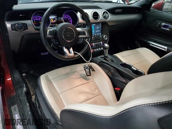 ✅ 2019 Ford Mustang EcoBoost Premium • VIN: 1FATP8UH7K5103872 • Lot: 82412685. Wystawiony na Copart z przebiegiem 43 098 mil. Bezpłatny archiwum sprzedaży aukcyjnych z USA i szczegółowy raport historii pojazdu na DreamBid. Zdjęcie 8.