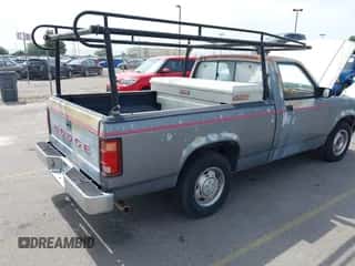 1992 Dodge Dakota SLT z VIN 1B7FL26XXNS552506, wystawiony jako IAAI lot #43128531 z przebiegiem 47 453 mil mil oraz . Historia ofert i sprzedaży dostępna na DreamBid. Obrazek 4.