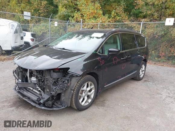 ✅ 2019 Chrysler Pacifica Touring L Plus • VIN: 2C4RC1EG7KR525608 • Lot: 43555540. Listed on IAAI with 76,768 mi. Free auction sales archive from the USA and detailed vehicle history report at DreamBid. Image 18.