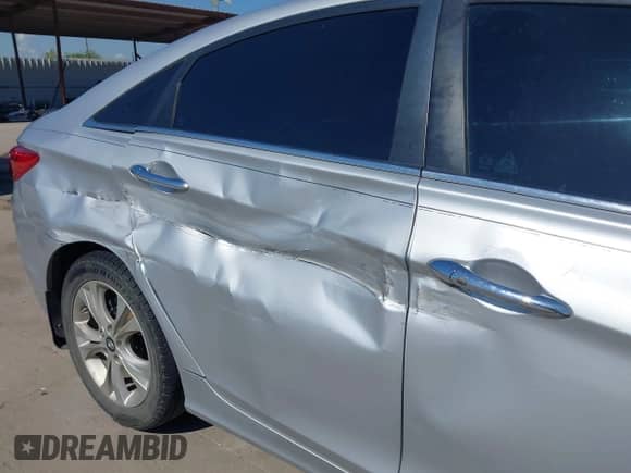 2013 Hyundai Sonata SE z VIN 5NPEC4AC1DH786882, wystawiony jako IAAI lot #43387867 z przebiegiem 113 121 mil mil oraz . Historia ofert i sprzedaży dostępna na DreamBid. Obrazek 6.