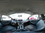 ✅ 2013 Ford Focus SE • VIN: 1FADP3F28DL235280 • Lot: 43546076. Wystawiony na IAAI z przebiegiem 126 232 mil. Bezpłatny archiwum sprzedaży aukcyjnych z USA i szczegółowy raport historii pojazdu na DreamBid. Zdjęcie 19.