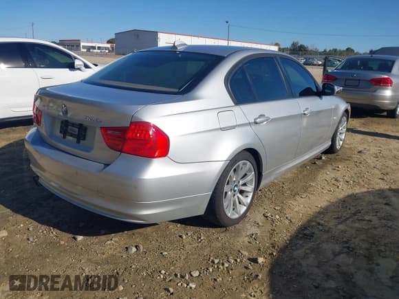 ✅ 2011 BMW 3 Series 328i • VIN: WBAPH5G57BNM76013 • Lot: 43526444. Wystawiony na IAAI z przebiegiem 103 681 mil. Bezpłatny archiwum sprzedaży aukcyjnych z USA i szczegółowy raport historii pojazdu na DreamBid. Zdjęcie 4.
