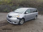 ✅ 2012 Toyota Sienna LE • VIN: 5TDKK3DC3CS234076 • Lot: 43789027. Wystawiony na IAAI z przebiegiem 189 489 mil. Bezpłatny archiwum sprzedaży aukcyjnych z USA i szczegółowy raport historii pojazdu na DreamBid. Zdjęcie 19.