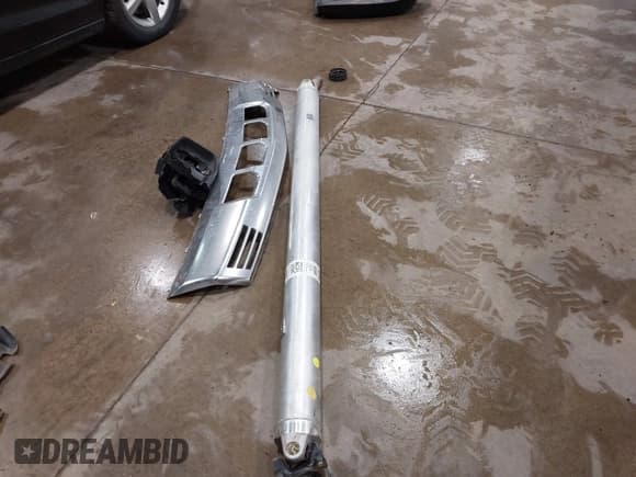 ✅ 2024 Chevrolet Silverado 1500 High Country • VIN: 1GCUDJE83RZ272867 • Лот: 43197245. Опубликован ранее на IAAI с пробегом 11 491 миль. Бесплатный доступ к архиву аукционных продаж из США и подробный отчёт об истории автомобиля на DreamBid. Изображение 12.