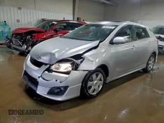 ✅ 2009 Toyota Matrix S • VIN: 2T1KE40E39C010134 • Lot: 93618575. Wystawiony na Copart z przebiegiem 138 107 mil. Bezpłatny archiwum sprzedaży aukcyjnych z USA i szczegółowy raport historii pojazdu na DreamBid. Zdjęcie 1.