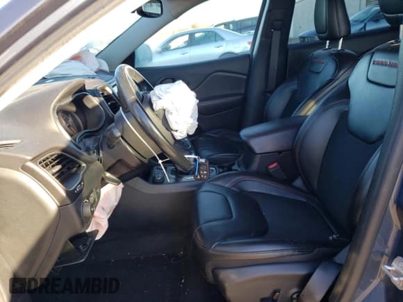 ✅ 2019 Jeep Cherokee Trailhawk • VIN: 1C4PJMBX5KD484305 • Lot: 92538185. Wystawiony na Copart z przebiegiem 75 929 mil. Bezpłatny archiwum sprzedaży aukcyjnych z USA i szczegółowy raport historii pojazdu na DreamBid. Zdjęcie 7.