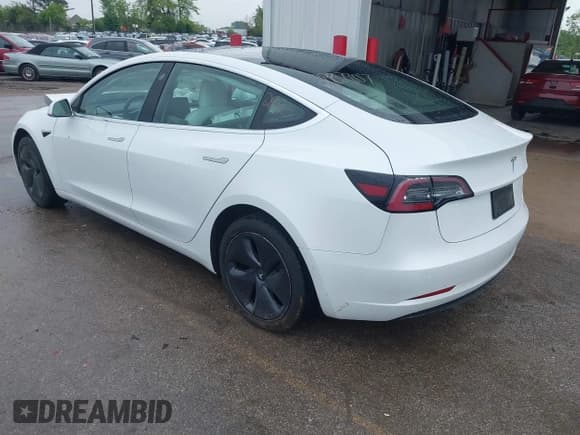 ✅ 2020 Tesla Model 3 Standard Range Plus • VIN: 5YJ3E1EA7LF599054 • Lot: 42359723. Wystawiony na IAAI z przebiegiem 104 088 mil. Bezpłatny archiwum sprzedaży aukcyjnych z USA i szczegółowy raport historii pojazdu na DreamBid. Zdjęcie 3.