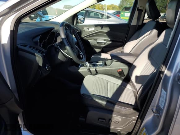 ✅ 2019 Ford Escape SE • VIN: 1FMCU9GD8KUB28055 • Lot: 86236225. Wystawiony na Copart z przebiegiem 45 158 mil. Bezpłatny archiwum sprzedaży aukcyjnych z USA i szczegółowy raport historii pojazdu na DreamBid. Zdjęcie 7.