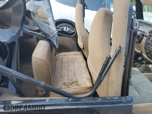 ✅ 2000 Jeep Wrangler Sahara • VIN: 1J4FA59SXYP753332 • Лот: 65791205. Опубликован ранее на Copart с пробегом 142 868 миль. Бесплатный доступ к архиву аукционных продаж из США и подробный отчёт об истории автомобиля на DreamBid. Изображение 10.