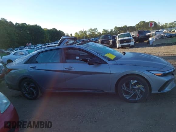 ✅ 2025 Hyundai Elantra SEL Sport • VIN: KMHLM4DG6SU933179 • Lot: 43275340. Wystawiony na IAAI z przebiegiem 44 mil. Bezpłatny archiwum sprzedaży aukcyjnych z USA i szczegółowy raport historii pojazdu na DreamBid. Zdjęcie 14.