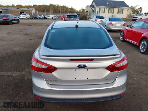 ✅ 2013 Ford Focus SE • VIN: 1FADP3F28DL235280 • Lot: 43546076. Wystawiony na IAAI z przebiegiem 126 232 mil. Bezpłatny archiwum sprzedaży aukcyjnych z USA i szczegółowy raport historii pojazdu na DreamBid. Zdjęcie 17.