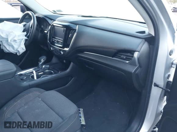 ✅ 2021 Chevrolet Traverse LS • VIN: 1GNEVFKWXMJ135294 • Lot: 43490008. Wystawiony na IAAI z przebiegiem 71 281 mil. Bezpłatny archiwum sprzedaży aukcyjnych z USA i szczegółowy raport historii pojazdu na DreamBid. Zdjęcie 5.
