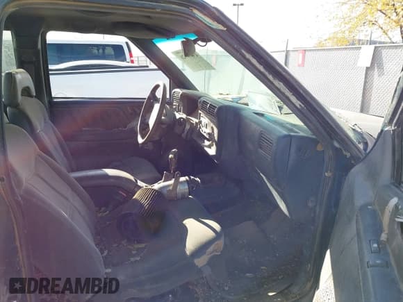 ✅ 1997 GMC Sonoma SLS • VIN: 1GTCT19W1V8506060 • Lot: 43684726. Wystawiony na IAAI z przebiegiem Nie podano. Bezpłatny archiwum sprzedaży aukcyjnych z USA i szczegółowy raport historii pojazdu na DreamBid. Zdjęcie 5.