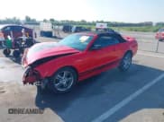 ✅ 2005 Ford Mustang Deluxe • VIN: 1ZVFT84N555231280 • Lot: 42603912. Wystawiony na IAAI z przebiegiem 236 414 mil. Bezpłatny archiwum sprzedaży aukcyjnych z USA i szczegółowy raport historii pojazdu na DreamBid. Zdjęcie 2.