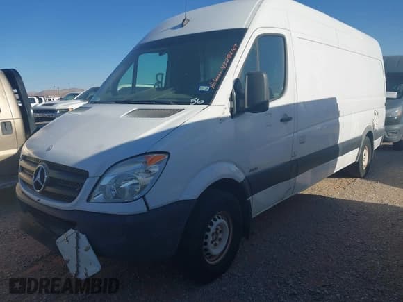 ✅ 2011 Mercedes-Benz Sprinter Cargo • VIN: WD3PE8CBXB5567229 • Lot: 43286163. Wystawiony na IAAI z przebiegiem 304 984 mil. Bezpłatny archiwum sprzedaży aukcyjnych z USA i szczegółowy raport historii pojazdu na DreamBid. Zdjęcie 2.