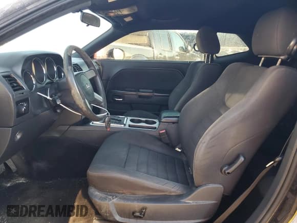 ✅ 2010 Dodge Challenger SE • VIN: 2B3CJ4DVXAH215231 • Lot: 82201444. Wystawiony na Copart z przebiegiem 213 144 mil. Bezpłatny archiwum sprzedaży aukcyjnych z USA i szczegółowy raport historii pojazdu na DreamBid. Zdjęcie 7.