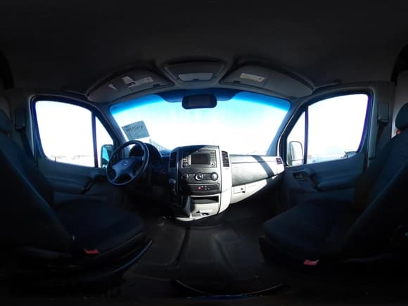 ✅ 2018 Mercedes-Benz Sprinter Cargo Worker • VIN: WD3PE7CD3JP648054 • Lot: 43625298. Wystawiony na IAAI z przebiegiem 60 887 mil. Bezpłatny archiwum sprzedaży aukcyjnych z USA i szczegółowy raport historii pojazdu na DreamBid. Zdjęcie 18.