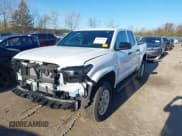 ✅ 2024 Toyota Tacoma SR • VIN: 3TYKD5HN2RT000445 • Lot: 42065964. Wystawiony na IAAI z przebiegiem 4 964 mil. Bezpłatny archiwum sprzedaży aukcyjnych z USA i szczegółowy raport historii pojazdu na DreamBid. Zdjęcie 2.