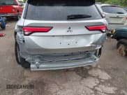 ✅ 2024 Mitsubishi Outlander SE • VIN: JA4J4VA81RZ035904 • Lot: 43141045. Listed on IAAI with 47,032 mi. Free auction sales archive from the USA and detailed vehicle history report at DreamBid. Image 6.