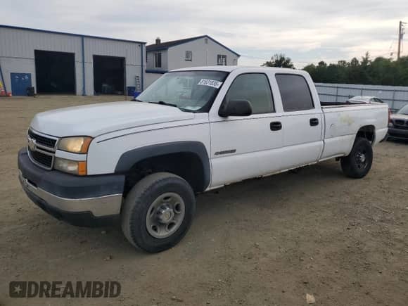 ✅ 2007 Chevrolet Silverado 2500HD LS • VIN: 1GCHC23U37F198200 • Lot: 81631835. Wystawiony na Copart z przebiegiem Nie podano. Bezpłatny archiwum sprzedaży aukcyjnych z USA i szczegółowy raport historii pojazdu na DreamBid. Zdjęcie 1.
