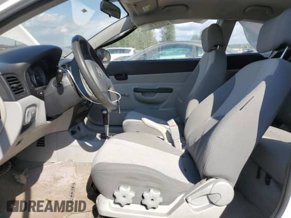 2008 Hyundai Accent GS с VIN KMHCM36C18U060454, выставлен на аукционе Copart как лот 66826504 с пробегом 140 594 миль миль и Чистый • Clean title. История ставок и продаж доступна на DreamBid. Изображение 7.