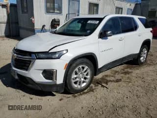 ✅ 2022 Chevrolet Traverse LS • VIN: 1GNEVFKW2NJ180716 • Lot: 70255405. Wystawiony na Copart z przebiegiem 32 365 mil. Bezpłatny archiwum sprzedaży aukcyjnych z USA i szczegółowy raport historii pojazdu na DreamBid. Zdjęcie 1.