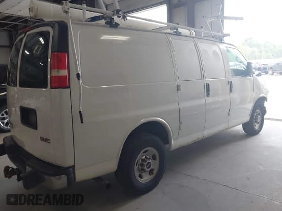 ✅ 2015 GMC Savana Cargo • VIN: 1GTW7FCF1F1907626 • Lot: 42584311. Wystawiony na IAAI z przebiegiem 237 505 mil. Bezpłatny archiwum sprzedaży aukcyjnych z USA i szczegółowy raport historii pojazdu na DreamBid. Zdjęcie 4.