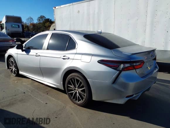 2022 Toyota Camry SE z VIN 4T1G11AKXNU712139, wystawiony jako IAAI lot #43506666 z przebiegiem 13 941 mil mil oraz . Historia ofert i sprzedaży dostępna na DreamBid. Obrazek 3.