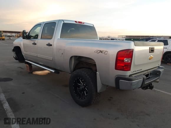 ✅ 2011 Chevrolet Silverado 2500HD LT • VIN: 1GC1KXC84BF117878 • Lot: 43551699. Wystawiony na IAAI z przebiegiem 55 157 mil. Bezpłatny archiwum sprzedaży aukcyjnych z USA i szczegółowy raport historii pojazdu na DreamBid. Zdjęcie 3.