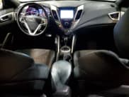 ✅ 2016 Hyundai Veloster • VIN: KMHTC6AD8GU296425 • Lot: 42161145. Wystawiony na Copart z przebiegiem 77 451 mil. Bezpłatny archiwum sprzedaży aukcyjnych z USA i szczegółowy raport historii pojazdu na DreamBid. Zdjęcie 8.