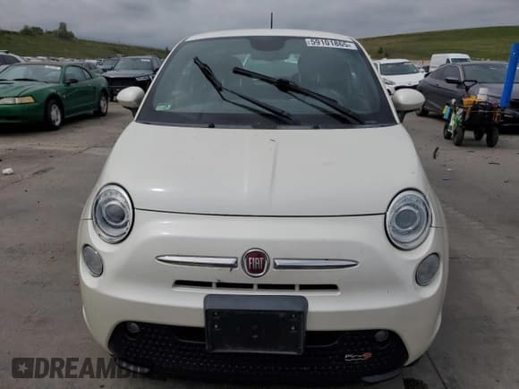 ✅ 2014 FIAT 500e • VIN: 3C3CFFGE0ET172785 • Lot: 59101865. Wystawiony na Copart z przebiegiem 57 727 mil. Bezpłatny archiwum sprzedaży aukcyjnych z USA i szczegółowy raport historii pojazdu na DreamBid. Zdjęcie 5.