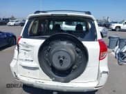 ✅ 2007 Toyota RAV4 Limited • VIN: JTMZK31V075013891 • Lot: 42498989. Wystawiony na IAAI z przebiegiem 151 348 mil. Bezpłatny archiwum sprzedaży aukcyjnych z USA i szczegółowy raport historii pojazdu na DreamBid. Zdjęcie 16.