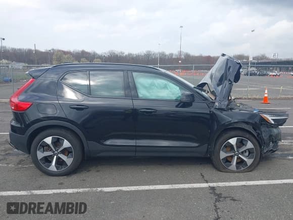 ✅ 2023 Volvo XC40 Plus Dark Theme • VIN: YV4L12UWXP2009398 • Lot: 41946977. Listed on IAAI with 33,330 mi. Free auction sales archive from the USA and detailed vehicle history report at DreamBid. Image 13.
