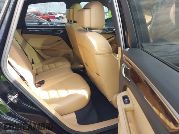 ✅ 2017 Porsche Macan GTS • VIN: WP1AG2A54HLB54466 • Lot: 43193255. Wystawiony na IAAI z przebiegiem 90 007 mil. Bezpłatny archiwum sprzedaży aukcyjnych z USA i szczegółowy raport historii pojazdu na DreamBid. Zdjęcie 8.