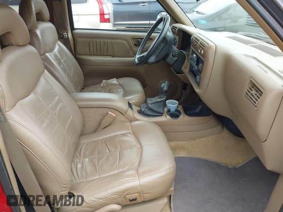 ✅ 1997 Chevrolet Blazer LS • VIN: 1GNDT13W2V2103356 • Lot: 42352435. Wystawiony na IAAI z przebiegiem 181 975 mil. Bezpłatny archiwum sprzedaży aukcyjnych z USA i szczegółowy raport historii pojazdu na DreamBid. Zdjęcie 5.