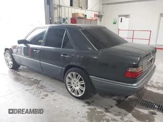✅ 1995 Mercedes-Benz E 320 • VIN: WDBEB31E2SC194719 • Lot: 43758393. Wystawiony na IAAI z przebiegiem 222 096 mil. Bezpłatny archiwum sprzedaży aukcyjnych z USA i szczegółowy raport historii pojazdu na DreamBid. Zdjęcie 3.
