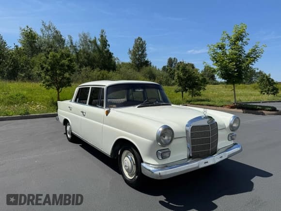 ✅ 1965 Mercedes-Benz 190 • VIN: 11001010128181 • Lot: 94197345. Wystawiony na Copart z przebiegiem 77 434 mil. Bezpłatny archiwum sprzedaży aukcyjnych z USA i szczegółowy raport historii pojazdu na DreamBid. Zdjęcie 1.