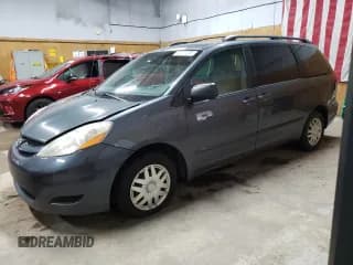✅ 2010 Toyota Sienna CE • VIN: 5TDKK4CC1AS316666 • Лот: 82277205. Опубликован ранее на Copart с пробегом 349 871 миль. Бесплатный доступ к архиву аукционных продаж из США и подробный отчёт об истории автомобиля на DreamBid. Изображение 1.
