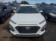 ✅ 2019 Hyundai Kona SE • VIN: KM8K12AA8KU318299 • Лот: 51760865. Опубликован ранее на Copart с пробегом 56 020 миль. Бесплатный доступ к архиву аукционных продаж из США и подробный отчёт об истории автомобиля на DreamBid. Изображение 5.