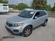 ✅ 2011 Kia Sorento LX • VIN: 5XYKT3A10BG186693 • Lot: 43168944. Wystawiony na IAAI z przebiegiem 293 418 mil. Bezpłatny archiwum sprzedaży aukcyjnych z USA i szczegółowy raport historii pojazdu na DreamBid. Zdjęcie 2.