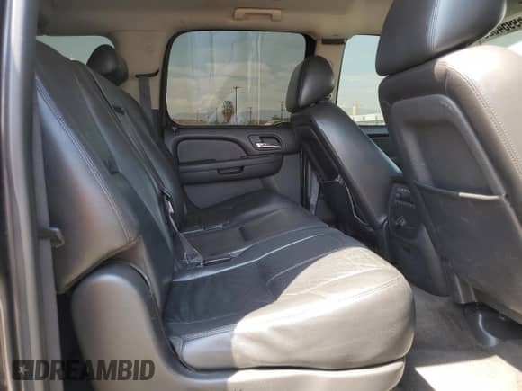 2010 Chevrolet Suburban LT z VIN 1GNUKJE38AR171393, wystawiony jako Copart lot #69954525 z przebiegiem 232 489 mil mil oraz Szkoda całkowita • Salvage title. Historia ofert i sprzedaży dostępna na DreamBid. Obrazek 11.