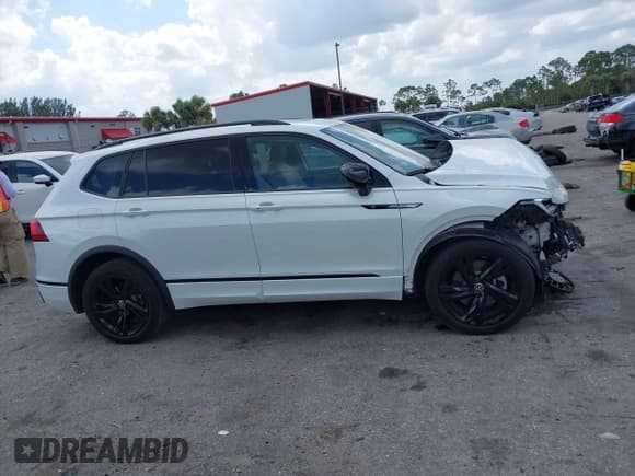 ✅ 2024 Volkswagen Tiguan SE R-Line Black • VIN: 3VVCB7AX1RM037369 • Lot: 41911287. Listed on IAAI with 16,458 mi. Free auction sales archive from the USA and detailed vehicle history report at DreamBid. Image 13.
