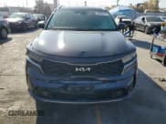 ✅ 2023 Kia Sorento EX • VIN: KNDRH4LG4P5175722 • Lot: 80898315. Wystawiony na Copart z przebiegiem 26 957 mil. Bezpłatny archiwum sprzedaży aukcyjnych z USA i szczegółowy raport historii pojazdu na DreamBid. Zdjęcie 5.