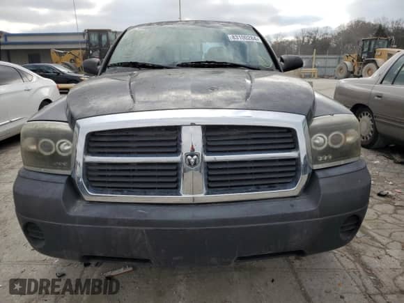 2005 Dodge Dakota ST z VIN 1D7HW28K55S265016, wystawiony jako Copart lot #83100284 z przebiegiem 154 307 mil mil oraz Czysty tytuł • Clean title. Historia ofert i sprzedaży dostępna na DreamBid. Obrazek 5.